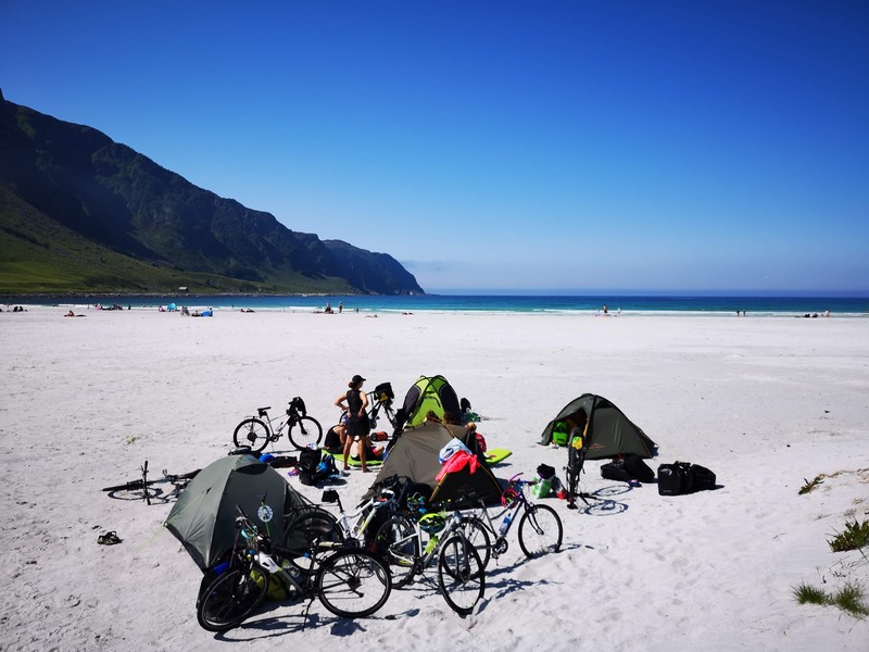spanie na dziko na plaży norwegia